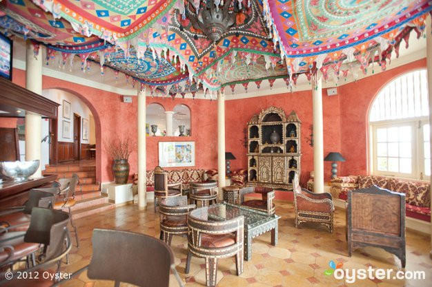 4. Baie Long Bar (St. Martin – Pháp) Baie Long Bar hoàn toàn mang phong cách Ma-rốc từ kiến trúc cho đến đồ nội thất và những vật dụng bài trí. Tuy nhiên, người ta vẫn cảm thấy phảng phất phong cách Ấn Độ khi trần nhà được phủ một tấm rèm giống như trong túp lều đám cưới của người Ấn. Đồ uống ở đây được pha chế đặc biệt với nước cốt dừa, rượu rum trắng, Blue Curacao và nước dứa.