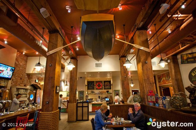 2. Blue Mermaid Chowder House & Bar (San Francisco - Mỹ) Nằm trong khách sạn Argonaut Hotel, quầy bar này biết đến như là một địa điểm tuyệt vời cho việc thưởng thức các món ăn từ biển. Quán được trang trí như một con tàu đang ra khơi với bức tượng nàng tiên cá, thậm chí có cả một chiếc thuyền nhỏ được treo lơ lửng trên trần nhà.