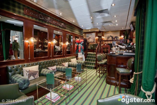 1. Stables Bar (London – Anh) Nằm trong khách sạn Milestone sang trọng bậc nhất London, Stables Bar được biết đến là quán rượu có thiết kế vô cùng lạ mắt. Bao trùm không gian quầy bar là những đồ vật trang trí theo chủ đề ngựa, từ những bức tranh về ngựa, những chiếc gối được thêu hình ngựa cho đến những vật dụng cần thiết cho việc cưỡi ngựa như yên ngựa, dây cương… Đặc biệt hơn cả, quán bả này sở hữu một danh sách độc quyền về rượu sâm banh và các món cocktail.