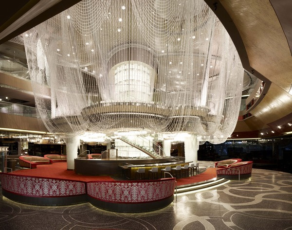 7. The Cosmopolitan of Las Vegas (Mỹ) Quầy bar được trang trí vô cùng công phu với những đèn chùm sáng lấp lánh. Cosmopolitan sẽ là một thiên đường tuyệt vời dành cho những cặp tình nhân.