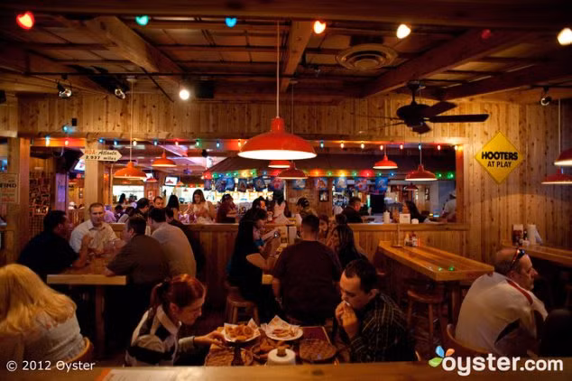 5. Hooters Restaurant and Bar (Las Vegas - Mỹ) Được làm hoàn toàn bằng gỗ với hệ thống chiếu sáng nhiều màu sắc là điểm nhấn của quán bar này. Tuy nhiên, những đêm nhạc rock vô cùng cuồng nhiệt và sôi động lại chính là điều thu hút thực khách đến với quán.