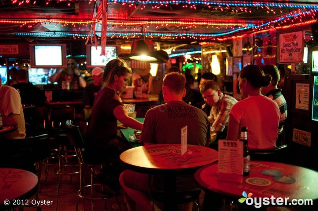 10. Nashville Waikiki (Hawaii - Mỹ) Nằm ở hòn đảo Honolulu thơ mộng, Nashville Waikiki luôn là sự lựa chọn số một khi đến Hawaii. Với âm nhạc sôi động, nhiều trò chơi vui nhộn, đồ uống ngon, quán bar này sẽ níu chân bất cứ du khách nào khi đặt chân đến nơi đây.