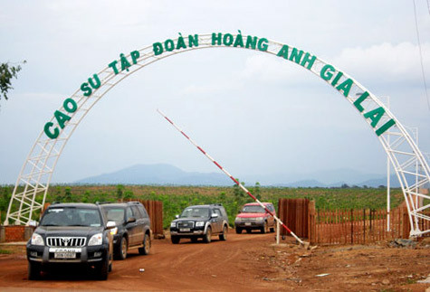 “Người ta hoàn toàn có cơ sở khi cho rằng: Trong từng giai đoạn, ở một thời điểm nào đó, luồng tiền của HAGL cũng có thể bị kẹt. “Người khổng lồ” HAGL cũng không nằm ngoài xu thế chung - bị ảnh hưởng, thấm đòn bởi thị trường BĐS khó khăn, xiết tiền kinh tế…" - TS. Đinh Thế Hiển (Ảnh minh họa, nguồn: Internet) “Người ta hoàn toàn có cơ sở khi cho rằng: Trong từng giai đoạn, ở một thời điểm nào đó, luồng tiền của HAGL cũng có thể bị kẹt. “Người khổng lồ” HAGL cũng không nằm ngoài xu thế chung - bị ảnh hưởng, thấm đòn bởi thị trường BĐS khó khăn, xiết tiền kinh tế…" - TS. Đinh Thế Hiển (Ảnh minh họa, nguồn: Internet)