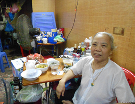 Khác với những từ ngoa ngoắt mà nhiều thực khách vẫn nói về bà trước đó, chủ của quán "cháo quát, cháo chửi" nức tiếng Hà thành mà chúng tôi gặp lại rất điềm đạm, nhẹ nhàng.