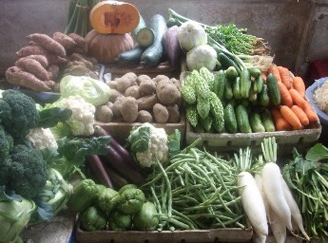 Vào thời điểm này mọi năm, các loại rau rền, rau mùng tơi đã bắt đầu bán chạy nhưng năm nay, hàng vụ đông vẫn thống lĩnh thị trường.