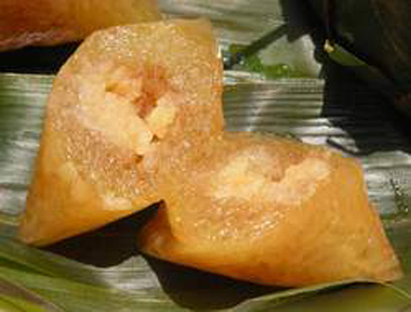 2. Bánh tro Cũng như những món bánh khác, cũng là một món ăn rất dân dã, mộc mạc, rất dễ làm và rất ngon. Đây là một thức quà từ lâu đã trở thành đặc sản ẩm thực dân dã mà độc đáo ở xã Đắc Sở, huyện Hoài Đức ( Hà Nội). 2. Bánh tro Cũng như những món bánh khác, cũng là một món ăn rất dân dã, mộc mạc, rất dễ làm và rất ngon. Đây là một thức quà từ lâu đã trở thành đặc sản ẩm thực dân dã mà độc đáo ở xã Đắc Sở, huyện Hoài Đức ( Hà Nội).
