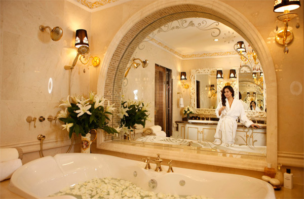 Kết tinh từ những giá trị bất biến của thời gian, hội ngộ “mối tình” Đông Tây trong kiến trúc, nghệ thuật, đam mê “vẻ đẹp vượt thời gian”, D’. Palais de Louis sẽ là “cung điện Versailles giữa lòng Hà Nội” hiện thân của sự xa hoa với phong cách Vương Giả Hoàng Gia. Kết tinh từ những giá trị bất biến của thời gian, hội ngộ “mối tình” Đông Tây trong kiến trúc, nghệ thuật, đam mê “vẻ đẹp vượt thời gian”, D’. Palais de Louis sẽ là “cung điện Versailles giữa lòng Hà Nội” hiện thân của sự xa hoa với phong cách Vương Giả Hoàng Gia.