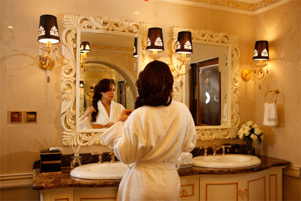 Đặc biệt, phòng ngủ chính của D’.Palais de Louis còn sở hữu phòng tắm lớn nhất bao gồm hệ thống phòng Sauna chất liệu gỗ thông dầu Canada rất tốt cho sức khỏe, bồn tắm với công nghệ bong bóng Massage và phòng tắm đứng sang trọng, như một mini Spa gia đình. Đặc biệt, phòng ngủ chính của D’.Palais de Louis còn sở hữu phòng tắm lớn nhất bao gồm hệ thống phòng Sauna chất liệu gỗ thông dầu Canada rất tốt cho sức khỏe, bồn tắm với công nghệ bong bóng Massage và phòng tắm đứng sang trọng, như một mini Spa gia đình.