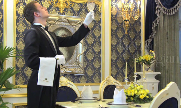 Với diện tích căn hộ nhỏ nhất là 120,9m2 thì trị giá căn hộ vào khoảng từ gần 13 tỷ đồng/căn, căn Penthouse diện tích 486m2 vào khoảng 48,6 tỷ đồng/căn. Thậm chí, nếu mua penhouse ở đây có thể lên đến 5 triệu USD. Với diện tích căn hộ nhỏ nhất là 120,9m2 thì trị giá căn hộ vào khoảng từ gần 13 tỷ đồng/căn, căn Penthouse diện tích 486m2 vào khoảng 48,6 tỷ đồng/căn. Thậm chí, nếu mua penhouse ở đây có thể lên đến 5 triệu USD.