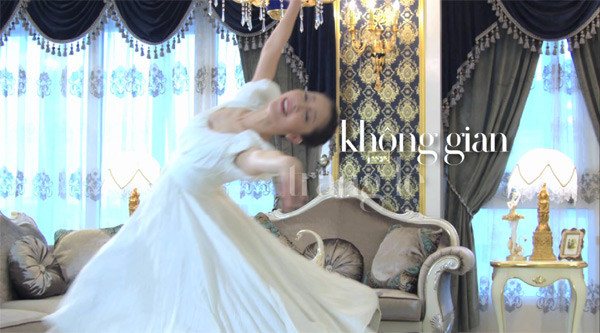 Tường ngoài của công trình D'.Palais de Louis được ốp đá Granite toàn bộ, tầng mái cũng được ốp bằng đá tự nhiên. Điểm nhấm của tòa nhà là đại sảnh rộng hơn 2000m2 và trần cao 7,2m và được trang trí các ánh sao cùng các đèn phalê. Tường ngoài của công trình D'.Palais de Louis được ốp đá Granite toàn bộ, tầng mái cũng được ốp bằng đá tự nhiên. Điểm nhấm của tòa nhà là đại sảnh rộng hơn 2000m2 và trần cao 7,2m và được trang trí các ánh sao cùng các đèn phalê.