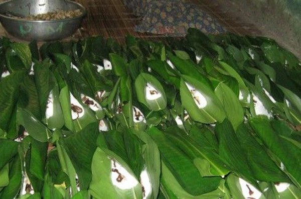 Mỗi ngày, hộ gia đình nhà chị Vân (phường Phú Thịnh, thị xã Sơn Tây) bán gần 2.000 cái bánh tẻ cho những vị khách phương xa muốn mua về làm món quà thành cổ hoặc làm món ăn chính trong các đám cỗ bàn ở cả khu vực Sơn Tây. Mỗi ngày, hộ gia đình nhà chị Vân (phường Phú Thịnh, thị xã Sơn Tây) bán gần 2.000 cái bánh tẻ cho những vị khách phương xa muốn mua về làm món quà thành cổ hoặc làm món ăn chính trong các đám cỗ bàn ở cả khu vực Sơn Tây.