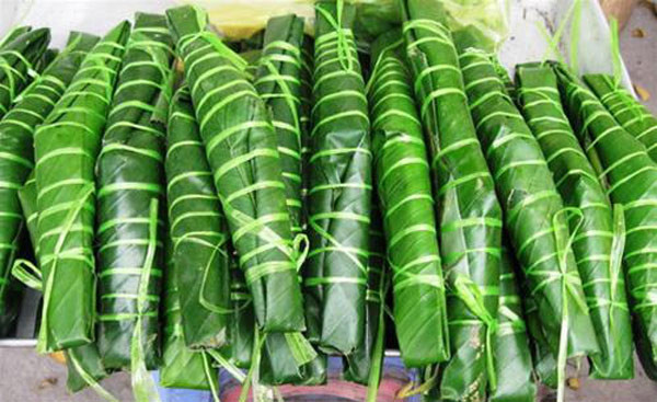 Bánh ăn ngon nhất là khi vừa mới vớt ra. Bóc vỏ lá xanh, chiếc bánh trắng ngần hiển hiện, mùi thơm nhân thịt tỏa ra như chào mời thực khách. Bánh ăn nóng chấm với nước mắn ngon, thêm chút tiêu thì càng ngon hơn. Bánh ăn ngon nhất là khi vừa mới vớt ra. Bóc vỏ lá xanh, chiếc bánh trắng ngần hiển hiện, mùi thơm nhân thịt tỏa ra như chào mời thực khách. Bánh ăn nóng chấm với nước mắn ngon, thêm chút tiêu thì càng ngon hơn.