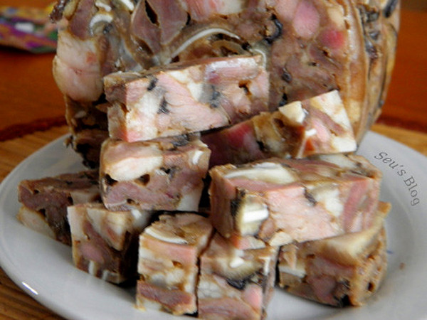 Miếng giò cắt ra nổi vị thơm của hành, của nấm, của thịt ngấm đều nước mắm tiêu sọ. Ăn với xôi trắng hoặc cơm dẻo đều hợp. Thêm đĩa dưa chua và bát nước chấm cắt mấy khoanh ớt sừng, thế là không khí Tết đã ngập tràn trong ngôi nhà bạn! Miếng giò cắt ra nổi vị thơm của hành, của nấm, của thịt ngấm đều nước mắm tiêu sọ. Ăn với xôi trắng hoặc cơm dẻo đều hợp. Thêm đĩa dưa chua và bát nước chấm cắt mấy khoanh ớt sừng, thế là không khí Tết đã ngập tràn trong ngôi nhà bạn!