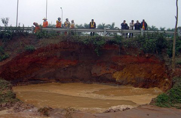 “Trường hợp chết tới 4 người như xảy ra tại công trường do Vinaconex-PVC thi công cũng có thể xem xét thêm Điều 285 tội “Thiếu trách nhiệm gây hậu quả nghiêm trọng”. Việc không xử nghiêm những nhà thầu thi công tắc trách sẽ càng khiến cho luật pháp bị nhờn và tính mạng của người dân còn bị đe dọa nghiêm trọng”, luật sư Quang nói.