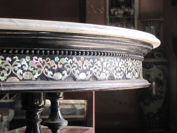 Ngay cả bộ trường kỷ để ngay trước án thờ vốn là kỷ vật của ông Dương Chấn Kỷ cũng là món đồ cổ vô giá.