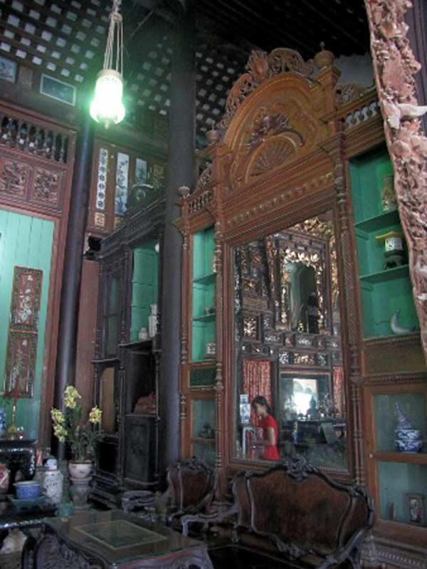 Hai lối từ bên hông nhà lên thẳng hai gian ngoài cùng; hai lối còn lại kiểu Gotique với bốn bậc thang hình cánh cung tao nhã kết nối với khoảng sân rộng dẫn vào gian giữa. Mặt đứng từ đường có năm gian, cửa gỗ lá sách theo phong cách Art Nouveau (một loại hình nghệ thuật trang trí châu Âu thịnh hành vào đầu thế kỷ XX với vòm cửa hình vòng cung), cột gạch vuông được đắp nổi hoa văn dây lá nho.