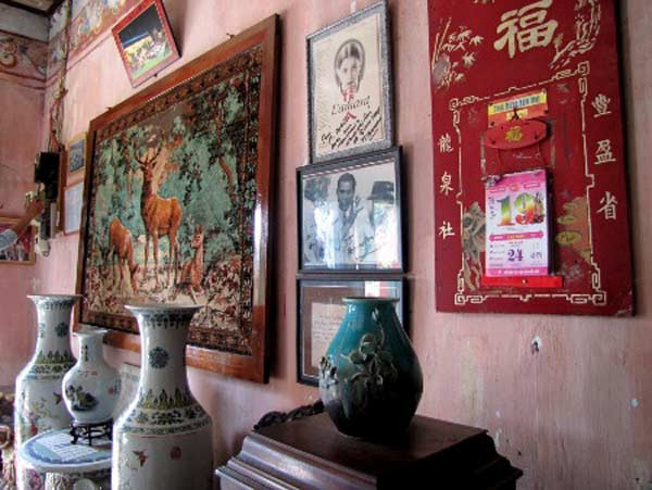 Đây là những món đồ cổ quý hiềm được lưu giữ trong ngôi nhà (dù đã bị thất thoát khá nhiều). Gia tộc này cũng còn lưu giữ rất nhiều bình, chén, đĩa, cổ nhất phải kể đến cái chén Tuyên Đức Niên Phụng từ đời Minh có niên đại 572 năm, một độc bình Thành Hóa Niên Chế với ngót… 533 tuổi. Rồi một độc bình men lam khác rất độc đáo với những họa tiết phỏng theo điển tích “Tam cố thảo lư” – Lưu Bị ba lần đến lều tranh rước Khổng Minh. Rồi một chiếc lư đồng có ba chân vạc và hai đầu nghê rất khó đoán niên đại. Có điều dưới đáy lư có một dấu triện 6 nét thuộc loại “cực cổ”.