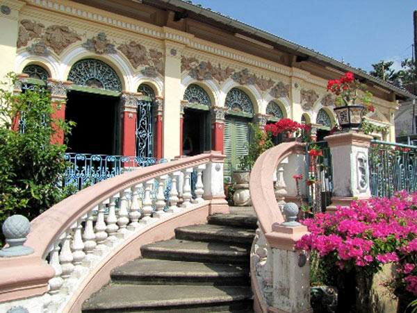 Được xây dựng vào năm 1807, ngôi nhà như nổi bật hơn trong ánh sáng mặt trời với lối kiến trúc kiểu Pháp tinh tế. Bên ngoài căn nhà là bốn bậc thang hình cánh cung tao nhã cùng với trần cao, trang trí hoa văn hài hoà, mở nhiều cửa lớn nhỏ như tôn thêm vẻ quí phái cho ngôi nhà cổ. Điểm xuyết thêm vào vẻ đẹp đó là các phù điêu đắp nổi được trang trí bên ngoài mặt tiền. Tất cả đều toát lên vẻ đẹp sang trọng của một căn nhà lúc giao thời giữa hai thế kỉ.