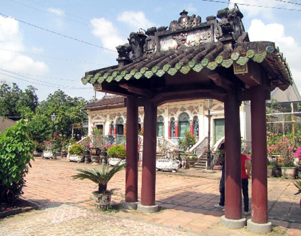 Di vật của ông Dương Chấn Kỷ- người xây dựng ngôi nhà còn để lại là một bức ảnh truyền thần hiện được treo trang trọng ở sảnh giữa gian nhà. Điểm độc đáo ở chỗ, bức truyền thần này được đúc bằng sành tráng men với những chi tiết thật như ảnh chụp bây giờ. Cùng Archi.vn chiêm ngưỡng vẻ đẹp cổ điển, sang trọng của ngôi nhà này.