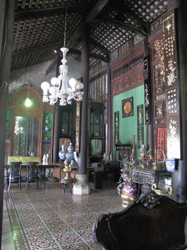 Gạch lát nền hình hoa hồng đỏ đen được chủ nhân kỳ công đặt và vận chuyển từ Pháp sang, ngôi nhà mang dáng dấp kiểu Pháp với nền nhà cao hơn so với mặt sân một mét hiện ra vừa sang trọng, vừa có vẻ đẹp lạ lẫm.