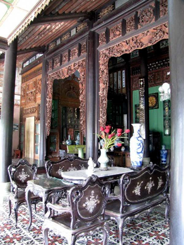 Ngôi nhà đã được Bộ VH, TT& DL công nhận Di tích kiến trúc nghệ thuật Quốc gia vào đầu năm 2009. Toàn bộ tư dinh bố cục cân xứng âm dương với cổng tam quan, sân gạch tàu, năm gian nhà xây trát bằng keo ô dước, hai mái lợp ngói Phúc Lộc Thọ kiểu Tam đa, đèn đặt bốn góc Long Lân Quy Phụng dạng Tứ quý, cột kèo gỗ lim đen bóng hai vòng ôm chưa giáp, được gắn kết khít khao bởi kỹ thuật mộng ngàm.