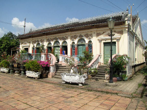 Nhà cổ Bình Thuỷ nằm trên đường Bùi Hữu Nghĩa, phường Bình Thuỷ, quận Bình Thuỷ, Cần Thơ. Đây là một trong các ngôi nhà kiểu Pháp hiếm hoi còn sót lại khá nguyên vẹn ở Nam Bộ.