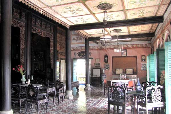 Tiếp đến phải kể tới hai bộ bàn ghế xuất xứ từ Vân Nam (Trung Quốc), mặt bàn bằng đá cẩm thạch, vân xanh, đường kính 1,5m, dày hơn 6cm; bộ xa lông kiểu Pháp đời Louis XV mặt bàn bằng đá cẩm thạch sắc xanh.