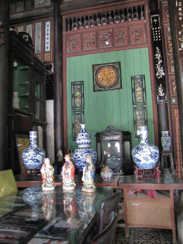 Tòa nhà có bốn lối dẫn lên nhà chính.Ngôi nhà được chia làm ba phần: nhà trước, nhà giữa, nhà sau. Ngăn cách giữa nhà trước và nhà giữa là một hệ thống bao lam và liên ba gồm nhiều con tiện và ô hộc được tạo tác bằng gỗ, chạm khắc tỉ mỉ bởi các nghệ nhân tài hoa