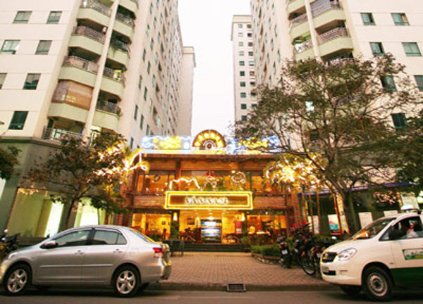 Trong đó, diện tích xây vượt tại các tòa nhà chung cư cao tầng là hơn 2.000m2, xây dựng ngoài quy hoạch được phê duyệt 6 nhà văn phòng (từ VP2-VP7) trên diện tích gần 2.500m2 đất lưu không nối giữa các tòa nhà chung cư cao tầng. Vinaconex cũng sai phạm khi xây 4 nhà hàng trên diện tích hơn 1.000m2 đất lưu không nằm cạnh 2 tòa nhà chung cư cao tầng 24T1, 24T2. So với khung giá hiện hành của UBND TP Hà Nội thì giá trị quyền sử dụng đất đối với các diện tích xây dựng vi phạm quy hoạch trên là hơn 84 tỷ đồng.