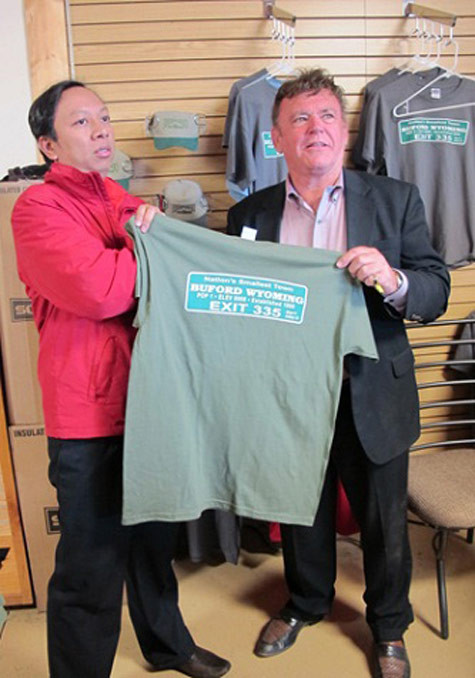 Có người cho rằng: Phạm Đình Nguyên đã "mua hớ", chơi ngông khi bỏ ra 900.000 USD để mua mảnh đất hoang vu, chỉ một người dân sinh sống nhưng ông chủ cũ của thị trấn nhỏ tại Mỹ Don Sammons lại nhìn thấy "sự đam mê của những người trẻ đầy nhiệt huyết, cũng hệt như tôi lúc còn trai trẻ quyết định gắn đời mình với thị trấn này cách đây hơn 30 năm". (Ảnh: Phạm Đình Nguyên) Có người cho rằng: Phạm Đình Nguyên đã "mua hớ", chơi ngông khi bỏ ra 900.000 USD để mua mảnh đất hoang vu, chỉ một người dân sinh sống nhưng ông chủ cũ của thị trấn nhỏ tại Mỹ Don Sammons lại nhìn thấy "sự đam mê của những người trẻ đầy nhiệt huyết, cũng hệt như tôi lúc còn trai trẻ quyết định gắn đời mình với thị trấn này cách đây hơn 30 năm". (Ảnh: Phạm Đình Nguyên)