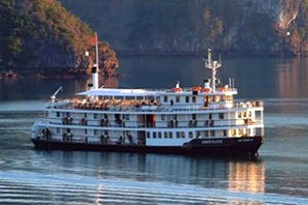Emeraude Thuộc đội tàu của nhà Roque, Emeraude nghĩa là Ngọc Lục Bảo, một con tàu hơi nước kiểu Pháp đầu thế kỷ 20. Năm 1910, tàu Emeraude đã đưa khách đi du thuyền quanh Vịnh Hạ Long. Chiếc tàu hiện tại mới được đóng lại tại Hải Phòng, chiều dài 55 m, gồm 3 tầng với 38 cabin, 1 cabin đặc biệt, 2 quầy bar, 1 nhà hàng. Emeraude Thuộc đội tàu của nhà Roque, Emeraude nghĩa là Ngọc Lục Bảo, một con tàu hơi nước kiểu Pháp đầu thế kỷ 20. Năm 1910, tàu Emeraude đã đưa khách đi du thuyền quanh Vịnh Hạ Long. Chiếc tàu hiện tại mới được đóng lại tại Hải Phòng, chiều dài 55 m, gồm 3 tầng với 38 cabin, 1 cabin đặc biệt, 2 quầy bar, 1 nhà hàng.