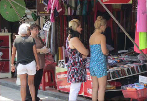 Không nên đeo quá nhiều tư trang khiến các nhà hàng, khách sạn hoặc nơi cung cấp dịch vụ nghĩ mình có nhiều tiền, từ đó, thỏa sức “chặt chém”. Tốt nhất nên mang theo các loại thẻ ngân hàng, chỉ mang một ít tiền mặt để tiêu dùng cá nhân và mua sắm, ăn uống. (Ảnh: Hà Nhi)