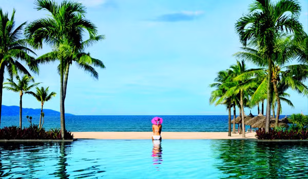 Khu nghỉ mát Furama Đà Nẵng sở hữu một khu vườn nhiệt đới với hàng ngàn cây xanh. Đây cũng là khu nghỉ mát được nhiều du khách trong nước và quốc tế lựa chọn cho kỳ nghỉ của mình.