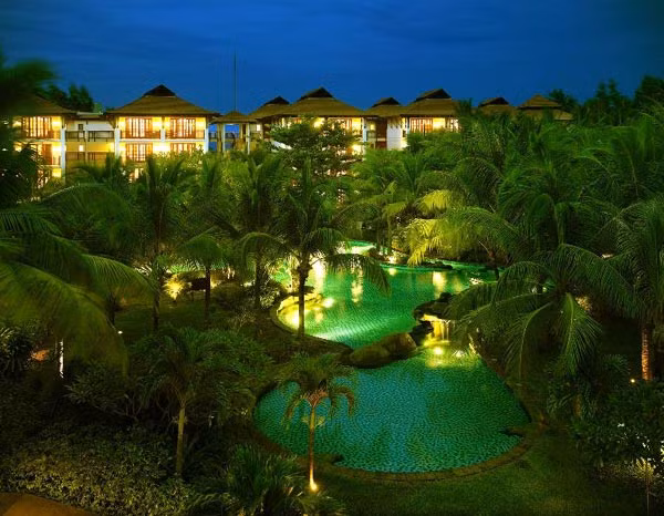 Thêm vào đó, sau bữa ăn tối, du khách có thể nhấp nháp ly rượu trên ban công của phòng, nhìn xuống bể bơi uốn lượn trong khu vườn thung lũng và cây cối được chiếu sáng lung linh.