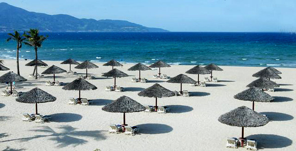 Furama Đà Nẵng được ưa chuộng bởi lẽ resort này nằm trên 1 trong 6 bãi biển đẹp nhất hành tinh do tạp chí Forbes bình chọn. Bãi biển sở hữu cát trắng mịn màng và thoai thoải, rất an toàn cho du khách khi tắm biển. Furama Đà Nẵng được ưa chuộng bởi lẽ resort này nằm trên 1 trong 6 bãi biển đẹp nhất hành tinh do tạp chí Forbes bình chọn. Bãi biển sở hữu cát trắng mịn màng và thoai thoải, rất an toàn cho du khách khi tắm biển.