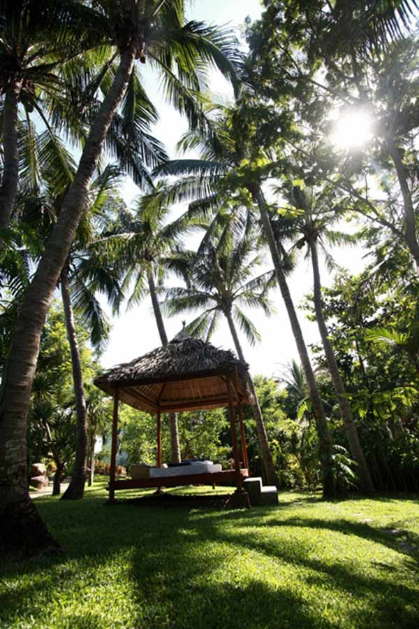 Đặc biệt, với chòi spa ngoài vườn, người ta sẽ hiểu tại sao khu nghỉ mát Furama Đà Nẵng được đánh giá là một trong nhưng khu nghỉ thơ mộng nhất châu Á. Tại đây, du khách sẽ được mát xa thư giãn trên đám cỏ xanh mướt trong khu vườn nhiệt đới, dưới những ánh nắng xiên qua các tán cây dừa. Đặc biệt, với chòi spa ngoài vườn, người ta sẽ hiểu tại sao khu nghỉ mát Furama Đà Nẵng được đánh giá là một trong nhưng khu nghỉ thơ mộng nhất châu Á. Tại đây, du khách sẽ được mát xa thư giãn trên đám cỏ xanh mướt trong khu vườn nhiệt đới, dưới những ánh nắng xiên qua các tán cây dừa.