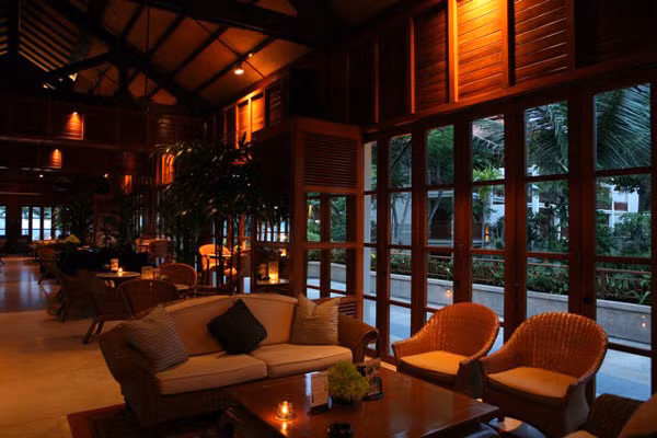 Bar-Hai Van Lounge: Mang tên một con đèo đẹp nhất miền Trung, quầy bar Hải Vân nhìn thẳng xuống khu vườn nhiệt đới với hàng ngàn các loại cây xanh, mọc trong một thung lũng, có bể bơi uốn lượn bên trong.