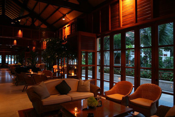 Bar-Hai Van Lounge: Mang tên một con đèo đẹp nhất miền Trung, quầy bar Hải Vân nhìn thẳng xuống khu vườn nhiệt đới với hàng ngàn các loại cây xanh, mọc trong một thung lũng, có bể bơi uốn lượn bên trong. Bar-Hai Van Lounge: Mang tên một con đèo đẹp nhất miền Trung, quầy bar Hải Vân nhìn thẳng xuống khu vườn nhiệt đới với hàng ngàn các loại cây xanh, mọc trong một thung lũng, có bể bơi uốn lượn bên trong.