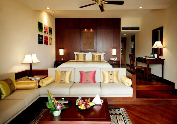 Còn phòng hạng sang Ocean Studio Suite lại được thiết kế theo kiểu bậc thang với khu vực sô pha thư giãn riêng, bức phù điêu Champa trên đầu giường kết hợp hài hòa với 6 bức tranh nhỏ màu sắc thiên nhiên rực rỡ. Không gì tuyệt vời bằng thức dậy với người thương và ngắm nhìn bình minh ló rạng trên biển Đông. (Giá tiền phòng Ocean Studio Suite: 410++ USD/single room, 430++ USD/double room). Còn phòng hạng sang Ocean Studio Suite lại được thiết kế theo kiểu bậc thang với khu vực sô pha thư giãn riêng, bức phù điêu Champa trên đầu giường kết hợp hài hòa với 6 bức tranh nhỏ màu sắc thiên nhiên rực rỡ. Không gì tuyệt vời bằng thức dậy với người thương và ngắm nhìn bình minh ló rạng trên biển Đông. (Giá tiền phòng Ocean Studio Suite: 410++ USD/single room, 430++ USD/double room).