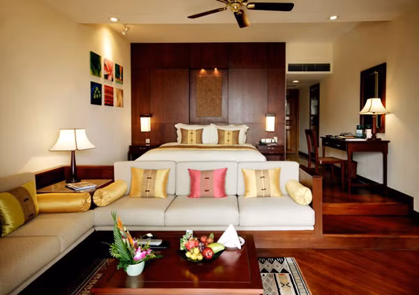 Còn phòng hạng sang Ocean Studio Suite lại được thiết kế theo kiểu bậc thang với khu vực sô pha thư giãn riêng, bức phù điêu Champa trên đầu giường kết hợp hài hòa với 6 bức tranh nhỏ màu sắc thiên nhiên rực rỡ. Không gì tuyệt vời bằng thức dậy với người thương và ngắm nhìn bình minh ló rạng trên biển Đông. (Giá tiền phòng Ocean Studio Suite: 410++ USD/single room, 430++ USD/double room).