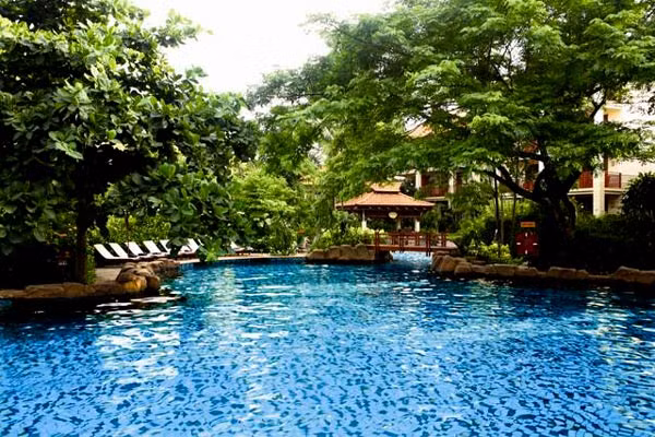 Furama thơ mộng còn bởi quầy bar nằm giữa khu vườn nhiệt đới, phục vụ các loại đồ uống bổ dưỡng, ngay bên cạnh bể bơi và bể sục Jacuzzi, mát mẻ dưới tán cây có tuổi đời hàng chục năm.