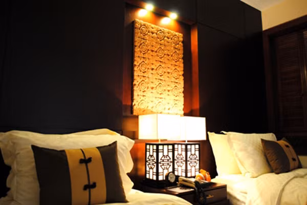 Tại phòng Ocean Deluxe, toàn bộ bức tường phía đầu giường được làm bằng gỗ chắc chắn và sậm mầu mang lại giấc ngủ ngon cho du khách. Phù điêu họa tiết Champa mầu đất nung già lửa được cho thêm vào phía đầu giường và chiếc đèn ngủ làm bằng gỗ và vải đũi Hội An tinh tế. (Giá phòng Single Ocean Deluxe này là 340++ USD, 360++ USD cho phòng Double).