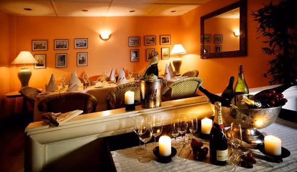 Nét thơ mộng của Furama còn thể hiện ở một góc của nhà hàng Cafe Indochine, phục vụ đa dạng ẩm thực Việt, Châu Á và Châu Âu, với các bức hình cuộc sống và con người Việt Nam một thế kỷ trước và đèn bàn được làm bằng các bình gốm cổ, mang lại không khí ấm áp và gia đình cho thực khách.