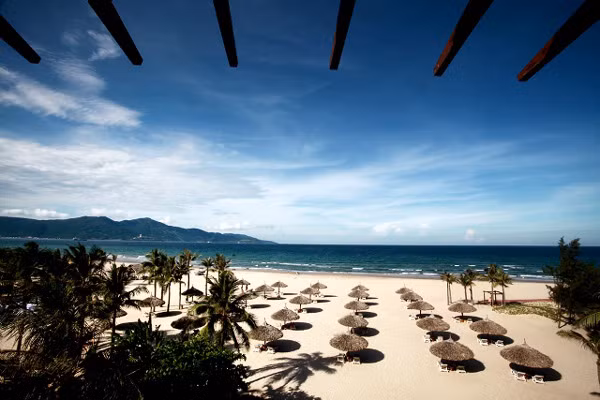 Những tán dù xếp thẳng tắp xen kẽ dưới đám cây dừa và cây phi lao biển nhìn từ trên phòng khách xuống, xa xa là chùa Linh Ứng trên dãy núi Sơn trà và tượng Phật bà Quan âm cao 67 mét là những đặc điểm nổi bật của Furama Đà Nẵng.