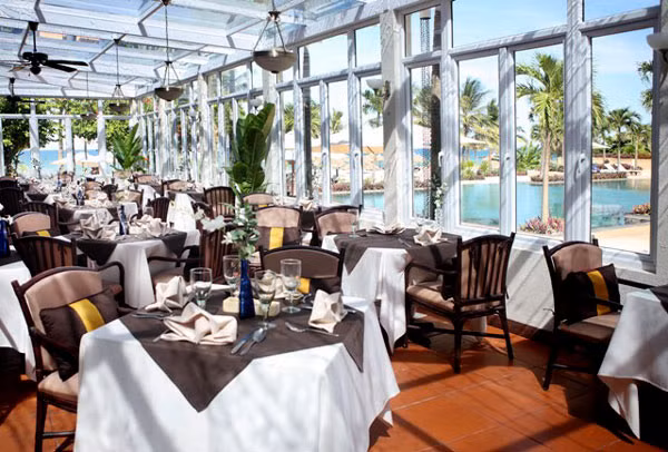 Cũng mang lại nét tươi mới cho khu nghỉ mát, nhà hàng Ý Don Cipriani's được thiết kế theo phong cách miền Bắc Ý, với tường và mái kính và dàn nước chảy bên trên mái, hướng nhìn thẳng ra bể bơi và biển Đông. Không gì tuyệt vời bằng thưởng thức món ăn Ý với một nửa yêu thương dưới ánh trăng vàng.