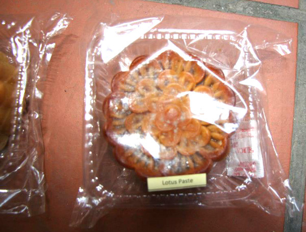 Theo hướng dẫn được ghi chi tiết ngay ngoài bao bì, sản phẩm bánh cần phải để trong ngăn mát tủ lạnh và giữ ở nhiệt độ từ 8 độ C đến 12 độ C. Lãnh đạo Grand Plaza cho rằng, nhiều khả năng khách hàng đã không làm đúng theo hướng dẫn của khách sạn trong quá trình vận chuyển khiến bánh có dấu hiệu bị hỏng. Hoặc cũng có thể do trong quá trình vận chuyển, bánh không được bảo quản theo đúng qui định của nhà sản xuất vì vậy khi đến tay khách hàng, sản phẩm đã không đảm bảo đúng chất lượng. Theo hướng dẫn được ghi chi tiết ngay ngoài bao bì, sản phẩm bánh cần phải để trong ngăn mát tủ lạnh và giữ ở nhiệt độ từ 8 độ C đến 12 độ C. Lãnh đạo Grand Plaza cho rằng, nhiều khả năng khách hàng đã không làm đúng theo hướng dẫn của khách sạn trong quá trình vận chuyển khiến bánh có dấu hiệu bị hỏng. Hoặc cũng có thể do trong quá trình vận chuyển, bánh không được bảo quản theo đúng qui định của nhà sản xuất vì vậy khi đến tay khách hàng, sản phẩm đã không đảm bảo đúng chất lượng.