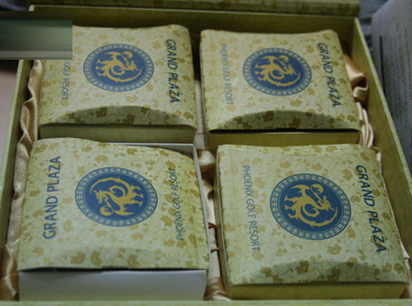 Không chỉ chị Thanh H. gặp trường hợp bánh mốc như vậy, điện thoại cho phóng viên Giáo dục Việt Nam từ Sài gòn, một khách hàng nữ cũng phản ánh: Chị nhận được quà tặng từ một công ty viễn thông, tuy nhiên, chưa kịp thưởng thức thì đã phát hiện ra bánh mốc. Ngay sau đó, chị đã vất chúng vào sọt rác, cảm thấy thất vọng với chất lượng của bánh Trung thu tại khách sạn 5 sao được giới thiệu là danh giá này. (Ảnh: VOV) Không chỉ chị Thanh H. gặp trường hợp bánh mốc như vậy, điện thoại cho phóng viên Giáo dục Việt Nam từ Sài gòn, một khách hàng nữ cũng phản ánh: Chị nhận được quà tặng từ một công ty viễn thông, tuy nhiên, chưa kịp thưởng thức thì đã phát hiện ra bánh mốc. Ngay sau đó, chị đã vất chúng vào sọt rác, cảm thấy thất vọng với chất lượng của bánh Trung thu tại khách sạn 5 sao được giới thiệu là danh giá này. (Ảnh: VOV)