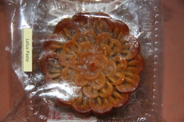 Theo tâm sự của chị Thanh H., đang làm việc tại một công ty truyền thông tại Hà Nội: Chị khá bàng hoàng và tỏ ra bất ngờ khi định cắt bánh ra ăn thì thấy 2 chiếc bánh đều “mọc lông”. Theo tâm sự của chị Thanh H., đang làm việc tại một công ty truyền thông tại Hà Nội: Chị khá bàng hoàng và tỏ ra bất ngờ khi định cắt bánh ra ăn thì thấy 2 chiếc bánh đều “mọc lông”.