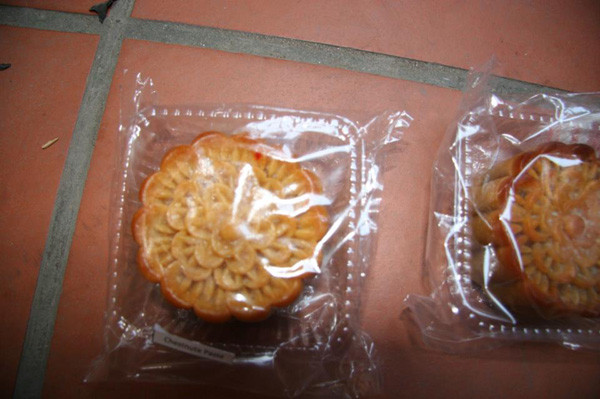 Theo ghi nhận của phóng viên, 2 hộp bánh của khách sạn Grand Plaza Ha Noi Hotel sản xuất còn hạn sử dụng tới 1/10/2012 nhưng đều có biểu hiện mốc và đổi màu. Bên ngoài của những hộp bánh này hoàn toàn không có ghi thành phần của bánh. Mặc dù, theo lời giới thiệu của nhãn hàng “Bánh trung thu GRAND” thì đây là những chiếc bánh nướng hay bánh dẻo độc đáo với nhân đậu đỏ, hạt sen, hạt dẻ cười và trà xanh được chuẩn bị từ những đầu bếp có tay nghề của Grand. Theo ghi nhận của phóng viên, 2 hộp bánh của khách sạn Grand Plaza Ha Noi Hotel sản xuất còn hạn sử dụng tới 1/10/2012 nhưng đều có biểu hiện mốc và đổi màu. Bên ngoài của những hộp bánh này hoàn toàn không có ghi thành phần của bánh. Mặc dù, theo lời giới thiệu của nhãn hàng “Bánh trung thu GRAND” thì đây là những chiếc bánh nướng hay bánh dẻo độc đáo với nhân đậu đỏ, hạt sen, hạt dẻ cười và trà xanh được chuẩn bị từ những đầu bếp có tay nghề của Grand.