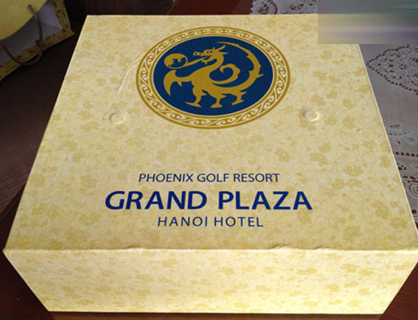 Trao đổi với báo chí, ban lãnh đạo của khách sạn Grand Plaza cho biết: Họ thực sự sửng sốt khi nghe thông tin bánh trung thu có dấu hiệu mốc xanh. Ngay lập tức, Ban Giám đốc khách sạn Grand Plaza đã quyết định tạm dừng sản xuất và cho điều tra nguyên nhân. (Ảnh: VOV) Trao đổi với báo chí, ban lãnh đạo của khách sạn Grand Plaza cho biết: Họ thực sự sửng sốt khi nghe thông tin bánh trung thu có dấu hiệu mốc xanh. Ngay lập tức, Ban Giám đốc khách sạn Grand Plaza đã quyết định tạm dừng sản xuất và cho điều tra nguyên nhân. (Ảnh: VOV)